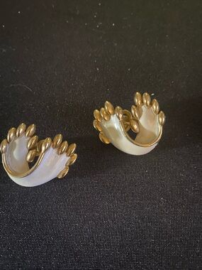 (BB2A) Vintage Signed Trifari Gold and Cream Enamel Clip-On Earrings